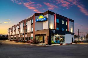 une vue de face d'un bâtiment avec un hôtel dans l'établissement Days Inn by Wyndham Berthierville, à Berthierville