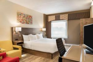 une chambre d'hôtel avec un lit et un bureau dans l'établissement Days Inn by Wyndham Berthierville, à Berthierville