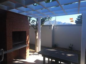 Et tv og/eller underholdning på 1 on York Townhouse 3 + 18 billeder