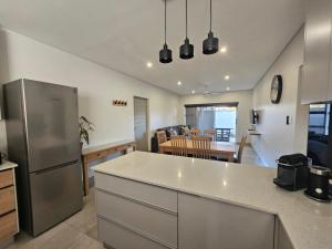 eine Küche mit einem Kühlschrank und einem Esszimmer in der Unterkunft 1 on York Townhouse 3 in George
