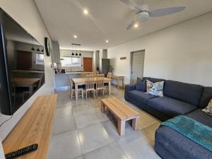 ein Wohnzimmer mit Sofa und Tisch in der Unterkunft 1 on York Townhouse 3 in George + 18 Fotos