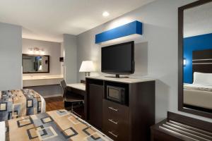 Μια τηλεόραση ή/και κέντρο ψυχαγωγίας στο Baymont by Wyndham Albany at Albany Mall