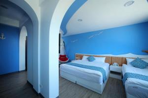 Un pat sau paturi într-o cameră la Happy Together B&B