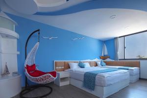 - une chambre avec un lit et une balançoire dans l'établissement Happy Together B&B, à Wujie