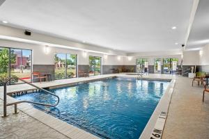 une grande piscine dans un immeuble dans l'établissement Hampton Inn and Suites Waxahachie, à Waxahachie