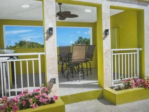 Una vista de un balcón con una mesa y sillas. en Tropical paradise,  1 foto más