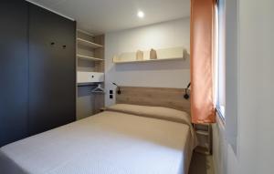 Postel nebo postele na pokoji v ubytování 2 Bedroom Gorgeous Home In Tarquinia