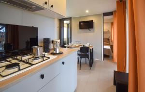 Kuchyň nebo kuchyňský kout v ubytování 2 Bedroom Gorgeous Home In Tarquinia