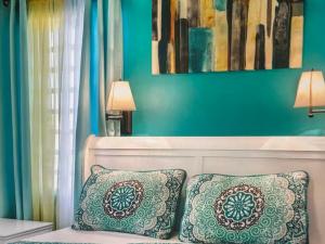 Habitación azul con sofá y 2 almohadas en Tropical paradise, 