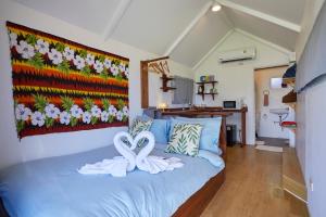 - une chambre avec un lit et 2 serviettes blanches dans l'établissement Walden Koh Lanta - Tiny Homes by the Sea, à Ko Lanta