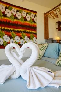 - 2 serviettes de toilette sur un lit dans une chambre d'hôtel dans l'établissement Walden Koh Lanta - Tiny Homes by the Sea, à Ko Lanta 101 autres photos