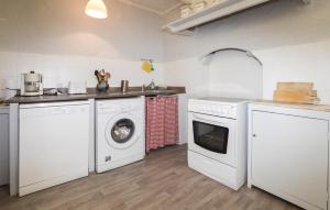 a kitchen with washing machines and a sink at 3 Bedroom Awesome Apartment In Olmeto in Olmeto