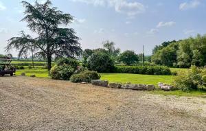 Trézény2 Bedroom Gorgeous Home In Rospez的一辆停在土路边的汽车 更多7张照片