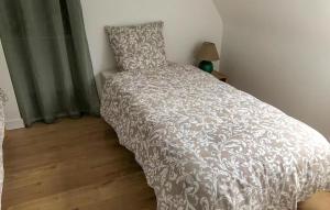 Trézény2 Bedroom Gorgeous Home In Rospez的卧室里有一张床，床铺着白色的被子