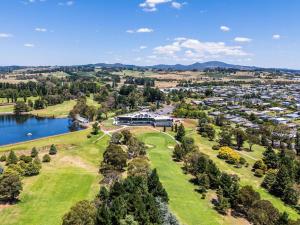 una vista aérea de un parque con un lago en Mercure Orange, en Orange
