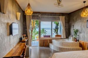 Voodi või voodid majutusasutuse Cosian Bay Phu Quoc Resort toas +196 fotot