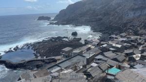 uma vista aérea de um grupo de casas na costa em 7 Calcosas em Valverde