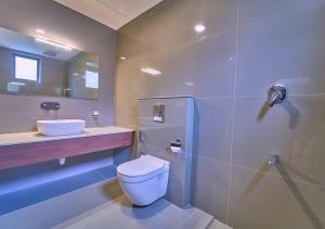 Achutham Cottages Wayanad by VOYE HOMES - Nature Luxe near Banasura Dam في Padinjarathara: حمام مع مرحاض ومغسلة ودش