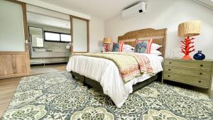 Ένα ή περισσότερα κρεβάτια σε δωμάτιο στο Kalliste Boutique Stays, Whale Walk Apartment