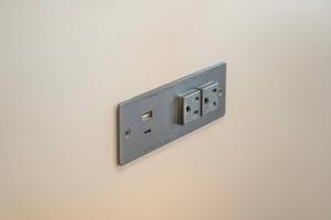 una toma de corriente eléctrica en una pared blanca en Comfort Inn, en London