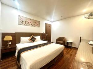 En eller flere senge i et værelse på THANH LAM Hotel- KĐT Bắc Linh Đàm + 5 billeder