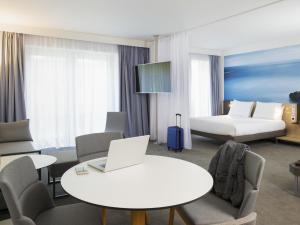 una habitación de hotel con un ordenador portátil en una mesa en Novotel Charleroi Centre, en Charleroi
