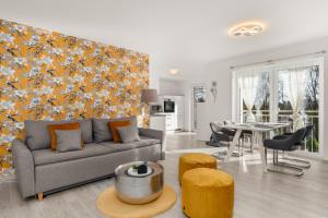 un salon avec un canapé et une table dans l'établissement StayCozy Bike&Ski Apartments, eigener Fahrrad- und Skikeller, barrierefrei, Erdgeschoss, à Winterberg