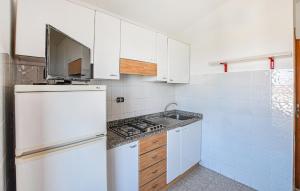 Køkken eller tekøkken på 1 Bedroom Gorgeous Apartment In Briatico + 5 billeder