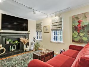 TV a/nebo společenská místnost v ubytování Courtyard Off Madison Square