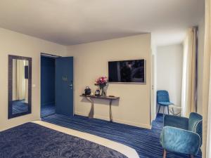 TV a/nebo společenská místnost v ubytování Hôtel Mercure Paris Suresnes Longchamp + 83 fotografií