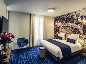 Habitación de hotel con cama y pared de flores en Hôtel Mercure Paris Suresnes Longchamp, en Suresnes
