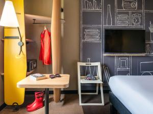 Postel nebo postele na pokoji v ubytování ibis Pontorson Baie Du Mont Saint Michel