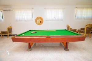 Habitación con mesa de billar en Protels La Plage, en Bwejuu