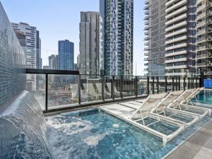 una piscina con tumbonas en un edificio en Shadow Play by Peppers, en Melbourne