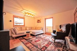 een woonkamer met een bank en twee stoelen bij Summit Residence in Serfaus