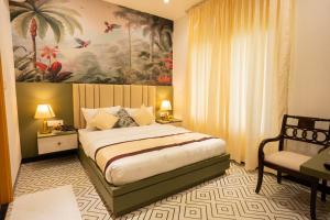PernemFeel Goa Villa Olive- Unit Of My Booking Guru的卧室里有一张床，墙上挂着一幅大画