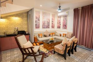 ein Wohnzimmer mit Sofa und Tisch in der Unterkunft Feel Goa Villa Olive- Unit Of My Booking Guru in Pernem