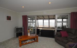 TV a/nebo společenská místnost v ubytování Coopers Beach home with stunning views