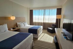 Postel nebo postele na pokoji v ubytování Wyndham Concepcion Pettra