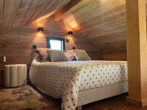 Ένα ή περισσότερα κρεβάτια σε δωμάτιο στο Le Jas du Pranou