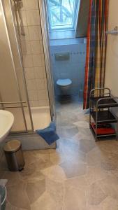Un baño de Ferienwohnung Bäumener 8 fotos más