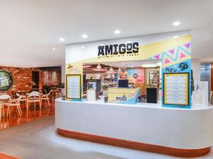 un restaurante de comida rápida con barra y sillas en The Sebel Twin Towns, en Gold Coast