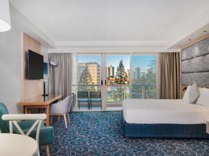 una habitación de hotel con una cama y una ventana grande en The Sebel Twin Towns, en Gold Coast 91 fotos más