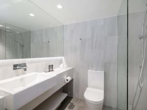 Koupelna v ubytování The Sebel Twin Towns + 84 fotografií