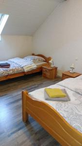 Una cama o camas en una habitación de Ferienwohnung Bäumener