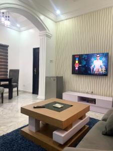 TV a/nebo společenská místnost v ubytování Comfy Abode