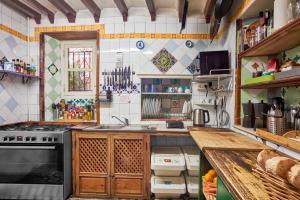 eine Küche mit Spüle und Herd oberen Backofen in der Unterkunft Oripando Hostel in Granada