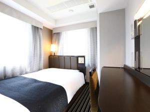 a hotel room with a bed and a window at APA Hotel Ginza Takaracho Tokyo Eki Yaesu Minamiguchi in Tokyo
