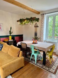 T3 Le Prima - Climatisation - Parking gratuit في بانيير-دوبيغور: غرفة معيشة مع طاولة وأريكة