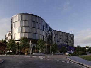 un gran edificio de cristal con una calle delante en Pullman Sydney Penrith, en Penrith